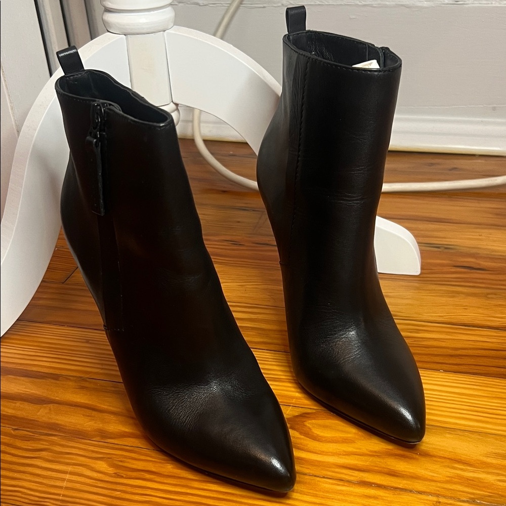 Pour LA Victoire Elegant Black Ankle Boots